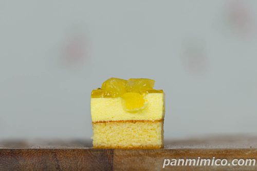 はちみつとりんごのケーキ～シブースト風～【ファミリーマート】断面の写真