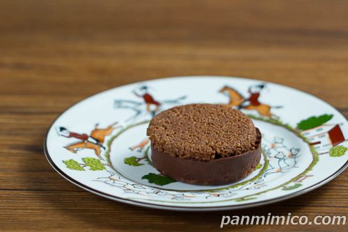 クランチサンド(チョコ)【ローソン】斜めから撮った写真