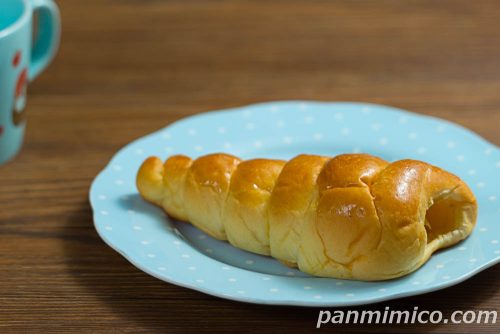 【ヤマザキ】の「コロネ（エッセルスーパーカップ超バニラ風味）」斜めから撮った写真