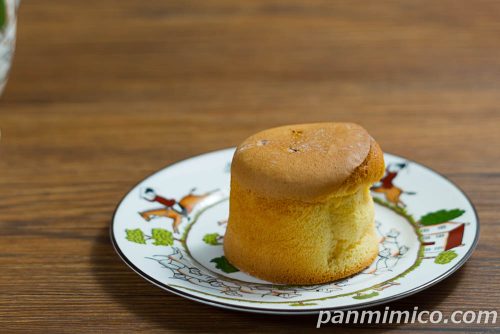 【ファミマ】「ダブルクリームのむにむにパンケーキ」斜めから撮った写真