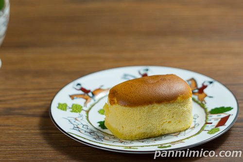 ふわしゅわチーズスフレ(レモンソース入り)ファミリーマート斜めから撮った写真