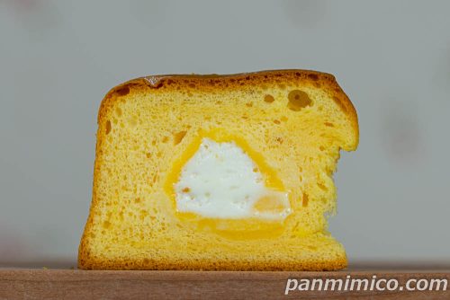 【ファミマ】「ダブルクリームのむにむにパンケーキ」断面の写真