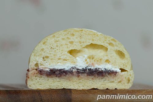 もちこまち(塩あん&ホイップ)【ヤマザキ】断面の写真