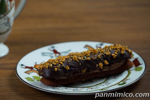 ザクザク小枝風チョコクッキーサンド【ヤマザキ】斜めから撮った写真