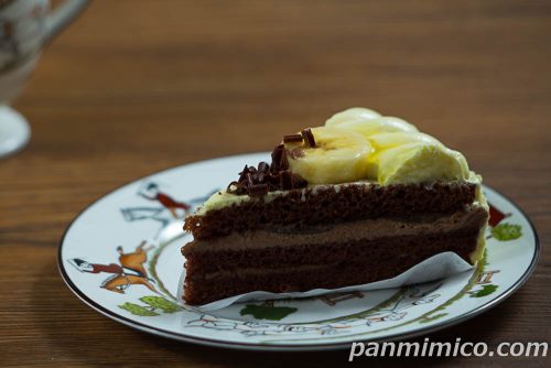 【ヤマザキ新作】バナナとチョコのショートケーキ(2個入)斜めから撮った写真