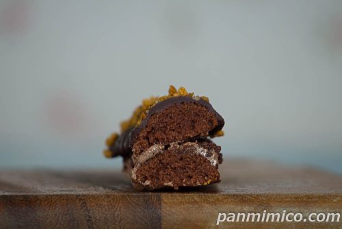 ザクザク小枝風チョコクッキーサンド【ヤマザキ】断面の写真