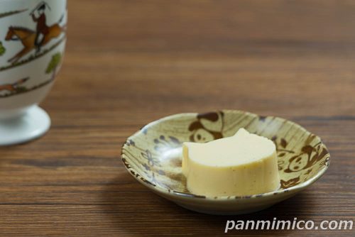 にゃんともおいしいチーズケーキ 塩バニラ【ファミリーマート】斜めから撮った写真