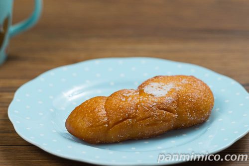 お店で揚げたツイストドーナツ【セブンイレブン】斜めから撮った写真