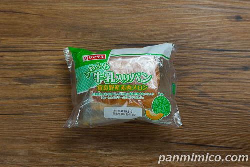 【ヤマザキ】ふわふわ牛乳入りパン（富良野産赤肉メロン）パッケージの写真