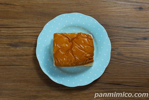 【ヤマザキ】ふわふわ牛乳入りパン（富良野産赤肉メロン）上から撮った写真