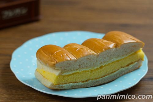 生かすてらさんど　完熟バナナクリーム【フジパン】斜めから撮った写真