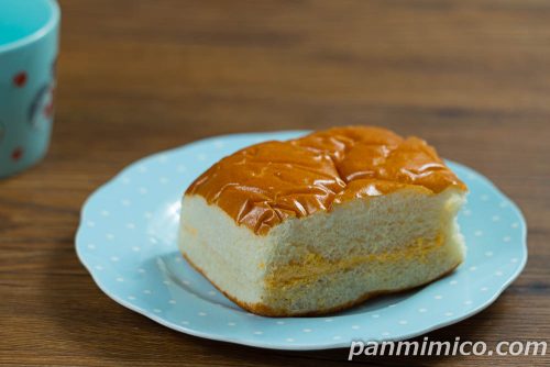 【ヤマザキ】ふわふわ牛乳入りパン（富良野産赤肉メロン）斜めから撮った写真