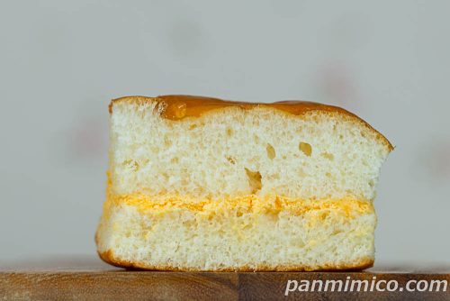 【ヤマザキ】ふわふわ牛乳入りパン（富良野産赤肉メロン）断面の写真