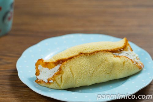 【ヤマザキ】まるごとバナナ（塩バニラ）斜めから撮った写真