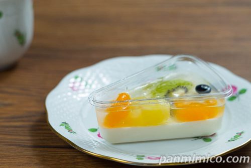 【ファミマ】ふんわりレアチーズ斜めから撮った写真