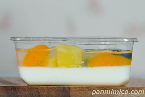 【ファミマ】ふんわりレアチーズ断面の写真