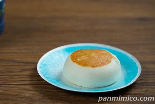 【ヤマザキ】阿蘇小国ジャージー牛乳入りのミルクまんじゅう斜めから撮った写真