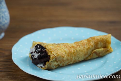 【ファミマ新作】ザクっと食感　クッキー＆クリームクレープ斜めから撮った写真
