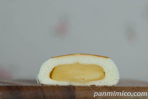 【ヤマザキ】阿蘇小国ジャージー牛乳入りのミルクまんじゅう断面の写真