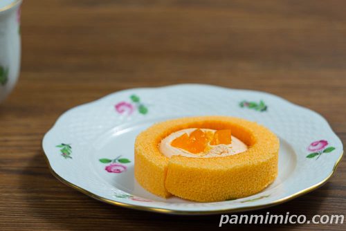 不二家「ミルキーロール（北海道産赤肉メロン）」斜めから撮った写真