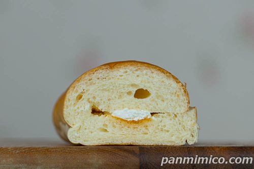 フジパンの新作「夏みかんコッペ」断面の写真