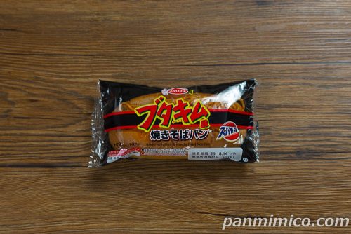 エースコック監修　ブタキム風焼きそばパン【ローソン】パッケージの写真