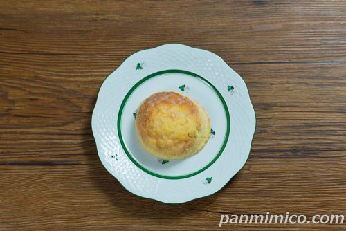 【ファミマ】「冷やして食べるくりーむメロンパン　静岡クラウンメロン」上から撮った写真