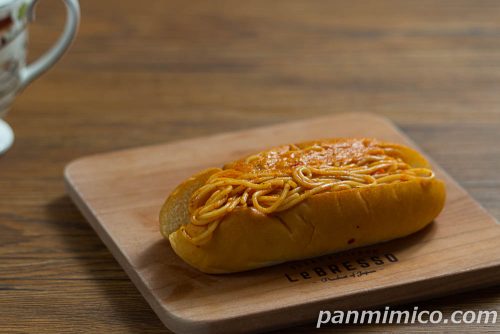 エースコック監修　ブタキム風焼きそばパン【ローソン】斜めから撮った写真