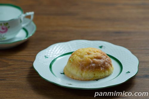 【ファミマ】「冷やして食べるくりーむメロンパン　静岡クラウンメロン」斜めから撮った写真