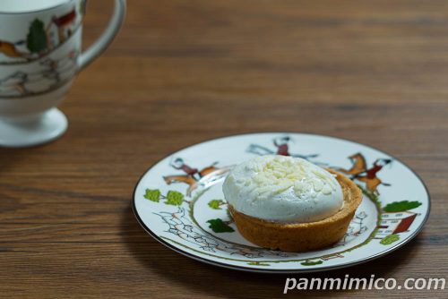 バニラクリームタルト【ローソン】斜めから撮った写真