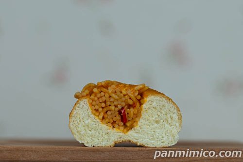 エースコック監修　ブタキム風焼きそばパン【ローソン】断面の写真
