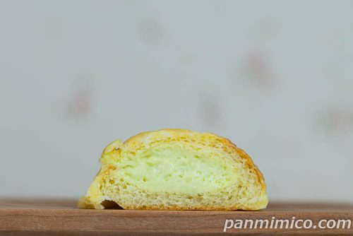 【ファミマ】「冷やして食べるくりーむメロンパン　静岡クラウンメロン」断面の写真