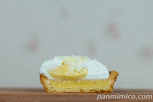 バニラクリームタルト【ローソン】断面の写真