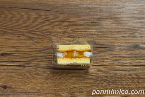 フルーツシフォン（マンゴー＆ピーチ）【ファミリーマート】上から撮った写真