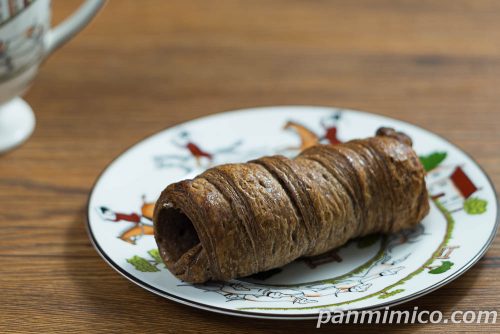 冷やして食べる生クリームパイコロネ【ファミマ】斜めから撮った写真
