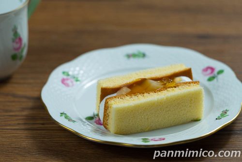 フルーツシフォン（マンゴー＆ピーチ）【ファミリーマート】斜めから撮った写真