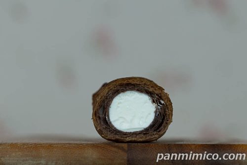 冷やして食べる生クリームパイコロネ【ファミマ】断面の写真