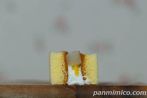 フルーツシフォン（マンゴー＆ピーチ）【ファミリーマート】断面の写真