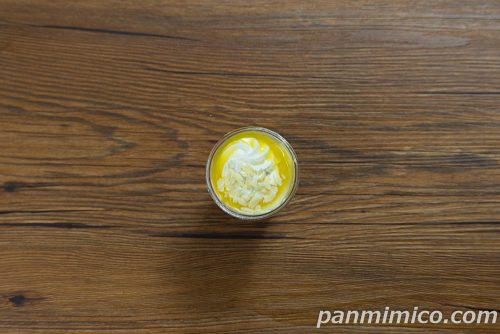 セブンイレブンの淡路島産レモン使用レアチーズ＆ゼリー上から撮った写真