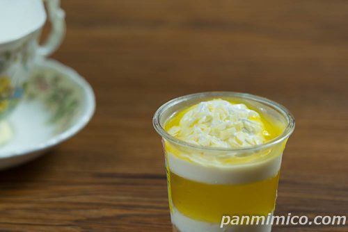セブンイレブンの淡路島産レモン使用レアチーズ＆ゼリー斜めから撮った写真