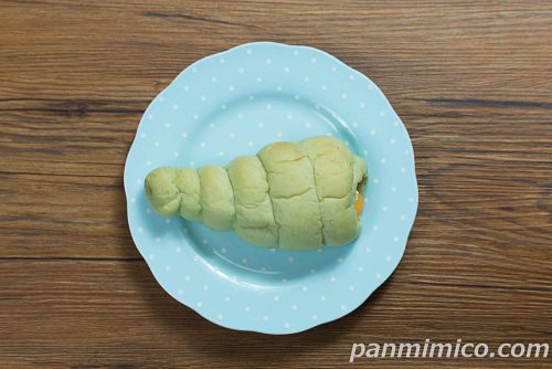 【ファミリーマート】北海道メロンのダブルクリームコロネ上から撮った写真