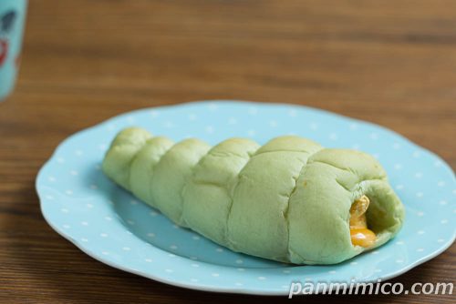 【ファミリーマート】北海道メロンのダブルクリームコロネ斜めから撮った写真