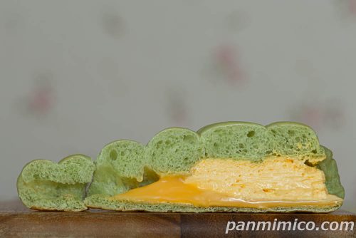 【ファミリーマート】北海道メロンのダブルクリームコロネ断面の写真