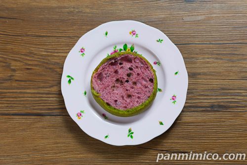 7P スイカみたいなパン 2切入【セブンイレブン】上から撮った写真