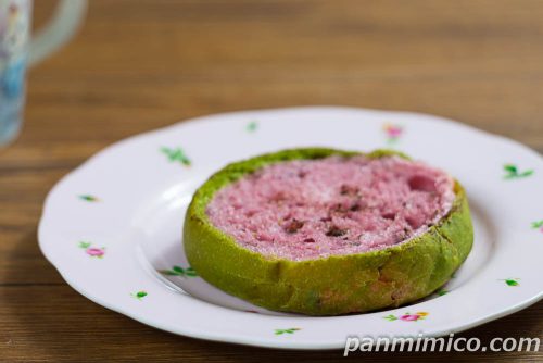 7P スイカみたいなパン 2切入【セブンイレブン】斜めから撮った写真