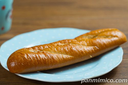 【セブンイレブン】「黒豆きなこクリームフランス兵庫県産丹波黒きなこ使用」斜めから撮った写真