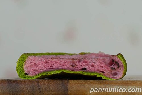 7P スイカみたいなパン 2切入【セブンイレブン】断面の写真