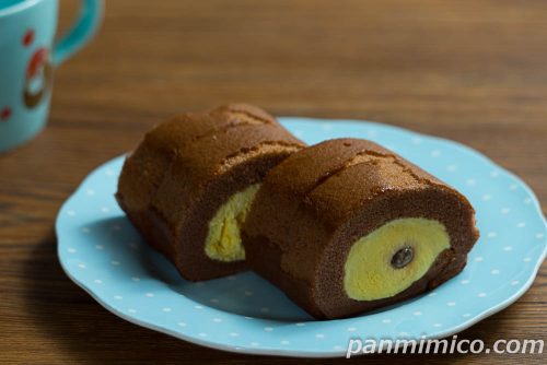 完熟バナナ&チョコロール(北海道産牛乳使用)【ヤマザキ】斜めから撮った写真