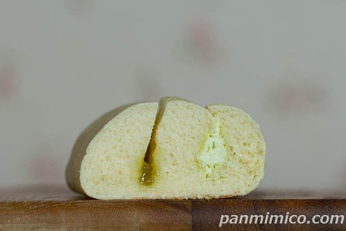 ヤマザキ新作！シャインマスカットジャム＆ホイップロール断面の写真