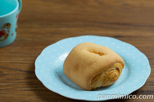 【YKベーキングカンパニー】スイーツメロンパン　クッキー＆バニラ斜めから撮った写真